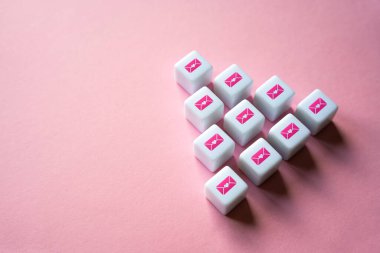 Aşk mektupları ve mesajları. Sevgililer Günü konsepti. Düğün davetiyesi. Pembe arka planda kalpleri olan zarflar. Aşk ilanı. Posta ve yazışmalar. Tatil indirimi