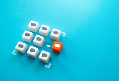 Muhalefeti bastırmak için. Oybirliği. Kabul edilemez düşünceleri hariç tut. Ana akımı terk et. Farklı düşün, kutunun dışında. Parazitleri konuşmadan sil. Sözcük dağarcığı sözlüğü. Cümle