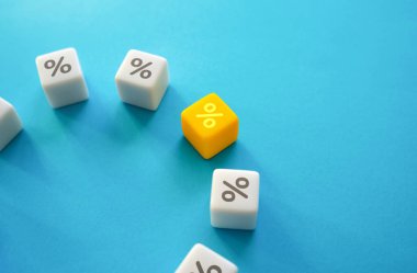 En iyi depozito teklifi. İpotekler ve krediler. Uygun indirimler ve cazip teklifler. Kredi skorunu yükselt. Alışveriş ve perakende. Pazarlama. Vurgulanmış yüzde simgeleri.