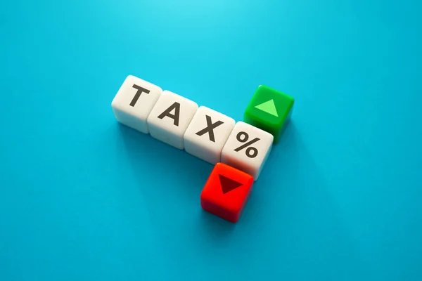 税率の上昇と減少 税金だ 事業と人口に対する税負担 金融政策金融システム 計算及び支払 — ストック写真