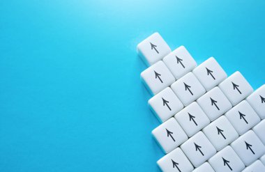 Birliktelikteki güç. Oklar aynı yönü gösteriyor. Ortak ilgi alanı, problem çözme. İşbirliği ve takım çalışması. Rotayı ayarlayın. Liderlik becerileri. Tek bir grup. Konsolidasyon ve düzen.