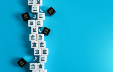 Bankalar finansal sistemden çekiliyor. Kriz ve banka iflası. Stres testi ve hazırlık. Bankacılık sektörünün zayıf finansal varlıklardan arındırılması. Para aklamaya karşı yeni yasa.