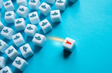 Diğerleri boştayken harekete geç. Başarılı bir başlangıç, çığır açan bir iş. Başarıyı arttırmak için. Yeni projelerin geliştirilmesi. Geliştir, hızlan. Yenilik. Bir üst seviyeye yükseltiyorum. Daha da öteye