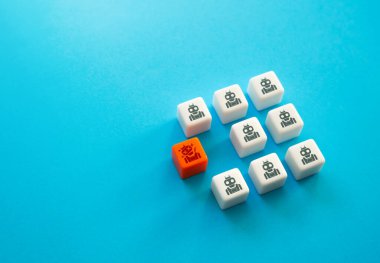 Bozuk robot. Robot arızalı. Makinelerin ve ekipmanların arızası, arızalar ve yetersiz bakım. Üretimdeki insanların tamamen değişiminin kötü bir örneği. İş süreçlerinin otomasyonu