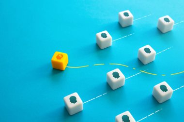 Zihnini boşalt. Eleştirel ve mantıklı düşün. Fikirler yarat. Beyin fırtınası. Düşünme süreci. Kararlılık. Yetenekli, zeki. Eğitim, psikoloji. Kendi kendine analiz. Kararını ver..