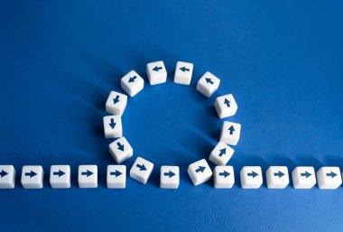 Daha uzun bir yol seç. Kaçınılmazı ertele. Direnmek nafile. Lafı dolandırmak için. Kaynaklarımızı ve zamanımızı boşa harcıyoruz. Aynı yere geri dön. Doğru yolun tartışılmazlığı..