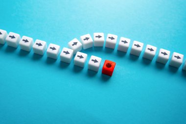 Rotanızı değiştirirseniz felaketten kaçının. Alternatif seçenekler. Korkunç bir senaryodan kaçmak. Doğru kararı ver ve hayatına devam et. Doğru seçimi yap. Değişen koşullara derhal cevap verin. Öngörü.