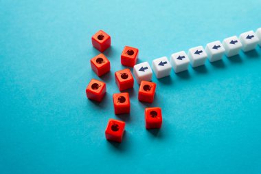 Tehlikeli bir aşamaya gel. Durumu yeniden değerlendirmeden ilerlemek zararlı olabilir. Güçlü bir baskı ve iflas tehdidi. Özel ilgi gerektiren tehlikeli koşullar.