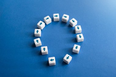 Kısır döngüyü kır. Sonsuz döngüyü kır. Rutinden kaçın. Farklı düşün. Hayatını ve kariyerini yeniden düşün, değişiklikler yap. Geleneği bozmak. İyi yönde değiştir ya da her şeyi yok et..