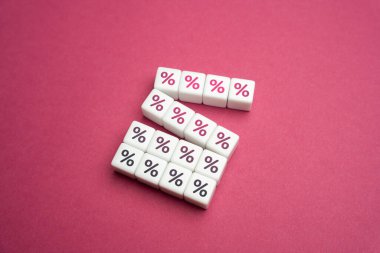 Yeni borçların ve yükümlülüklerin birikmesi. Borç yükünün büyümesi. Kötü mali yönetim. İflas. Ekonomik kriz. Yeniden yapılanma, yeniden yapılanma. Gelirde düşüş ve azalma. Kayıplar..