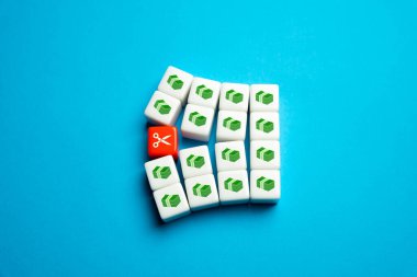 Bütçe kesintileri, zor ekonomi. Makas bütçeyi ikiye böldü. Harcamaları kısmak. Maliyetlerin iyileştirilmesi. Boşandıktan sonra mal paylaşımı. Enflasyon ve küresel kriz. Sermaye, tasarruf.