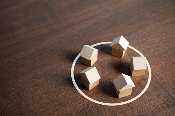 Дома объединены в сообщество. Группа домовладельцев. Жители кооператива. Объединенные в общей цели решения жилищных проблем в своем районе. Работать вместе. Недвижимость в кругу