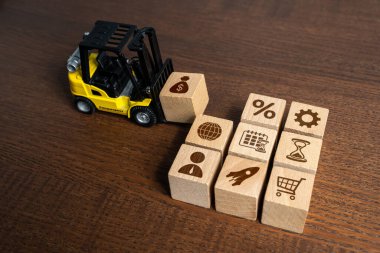 Forklift bir iş için parçaları birleştirir. Başarılı iş planınızı oluşturun. İş fırsatlarını arttır. Proje uygulaması için yatırımlar. - Girişimcilik. Süreç ölçeklendirmesi.