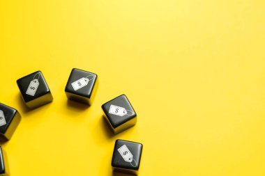 Fiyat etiketleri. Uzayı kopyala İndirim, Kara Cuma. Mal satışı. Piyasadaki en iyi özel teklifler. Vurgulanmış fiyatlar. Alışveriş ve perakende. Pazarlama, sadakat programları ve müşteri çekmek için indirimler..