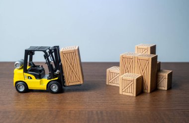 Forklift ve tahta sandıklar. Lojistik altyapı ve depolama hizmetleri. Ulaşım endüstrisi. Ticari nakliye lojistiği. Ürünler ve mallar tarafından tedarik edilir. Malların depolanması ve taşınması için merkez