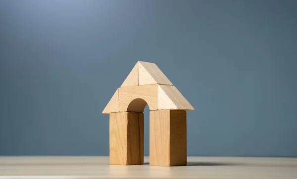 Dom Wykonany Drewnianych Figur Szarym Tle Kupno Sprzedaż Mieszkań Usługi — Zdjęcie stockowe