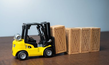 Forklift ahşap sandıklar. Ulaşım endüstrisi. Nakliye bölümü. Depolama ve lojistik konsepti.