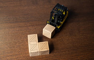 Forklift sevkiyat için ahşap sandıklar. Lojistik altyapı ve depolama hizmetleri. Ulaşım endüstrisi. Nakliye. Emirleri gönderiyorum. Ürün ve mal tedariği.