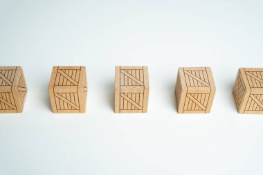 Tahta kutular arka arkaya. Malların depolanması ve sevkiyatında organizasyon ve verimlilik. Malların üretimi ve tesliminde etkili lojistik ve tedarik zinciri yönetimi.