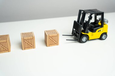 Tahta sandıklar bir forklift tarafından alınır. Sevkiyat için sipariş hazırlığı. Sevkiyat emirlerini hazırlamak için etkili bir yöntem. Uygun ambalaj ve lojistiğin önemini belirtir.