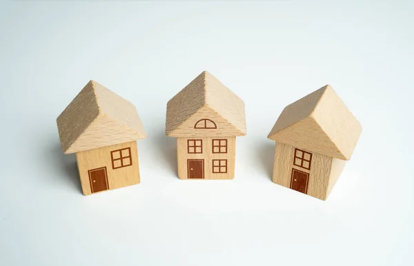 Drei Spielzeughäuser Aus Holz Kauf Und Verkauf Von Wohnungen Sachversicherung — Stockfoto