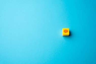 Yorum, fikrinizi paylaşın. Küçük bir not. Tartışma ve fikir beyanı. Konuşma özgürlüğü, aktif katılım ve bilginin demokratikleşmesi.