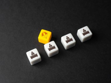 Altın paraşütle kovulma. Şirket yönetimi ve üst düzey yöneticiler. Şirketten atılmaları ya da ayrılmaları durumunda yöneticilere maddi destek ya da sosyal yardım.