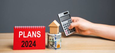 Aile bütçesi planlama kavramı. Yatırımlar, planlar, tasarruflar. İpotek oranları. Gayrimenkul. Not Planları 2024, para ve ev.