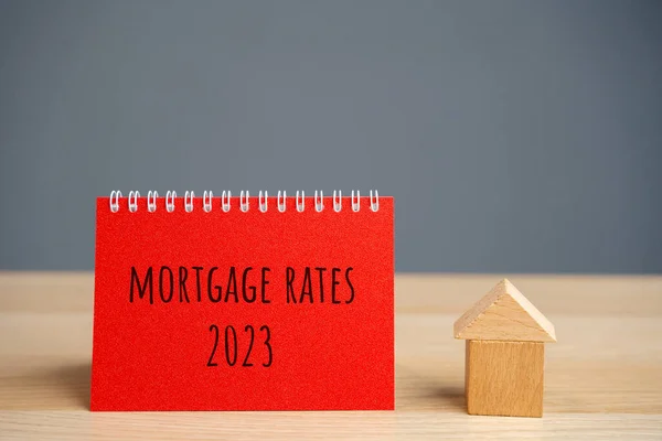 Hypothekenzinsen 2023 Und Ein Miniaturhaus Kredit Und Kreditzinsen Wohnungen Wohnungen — Stockfoto