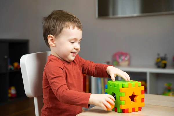 Egy Aranyos Kétéves Boldog Kisfiú Egy Gyerekasztalnál Sokszínű Válogatóval Játszik — Stock Fotó