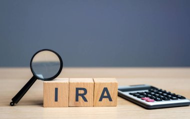IRA sözcüğüyle tahta bloklar - bireysel emeklilik hesabı. Bireylerin emeklilik için biriktirmek ve yatırım yapmak için kullandıkları vergilendirilmiş bir hesap. İş ve finans kavramı