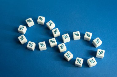 Sonsuz bir faiz ve borç döngüsü. İndirim ve terfi. Kötü mali kararlar. Tüm yükümlülüklerini öde, önemli şeyler için fonları bırak. Fon hareketi.