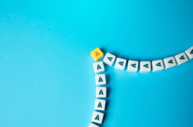 Lideri takip et. Takozun başındaki adam. Yönünü belirle. Örneğinle diğerlerine ilham ver. Ekibi yönet. İşbirliği ve takım çalışması. Girişken ve yetenekli. Amaçlı, vurucu..