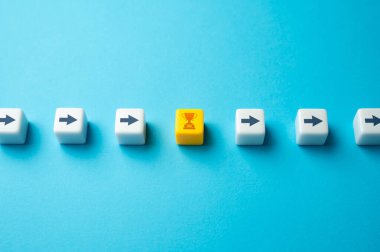 Uzun bir yolculukta başarı. İlerleme ödülü al. Azim, başarıya doğru yolculuk. Olağanüstü başarılar. Her kilometre taşı ulaşıldı ve her hedefe ulaşıldı,