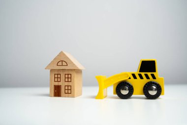 Buldozer evi yıkmak üzere. Özel mülke izinsiz giriş. Yasadışı bina inşaatı. Konut alanlarının yenilenmesi ve restorasyonu için plan. Dava.