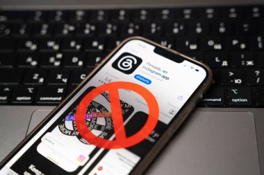 İplik İnstagramı uygulamalı telefon ve klavyede yasak işareti. Sosyal ağın ülke yetkilileri tarafından yasaklanması. Engelleme kavramı. Ivano-Frankivsk, Ukrayna - 08 Temmuz 2023.
