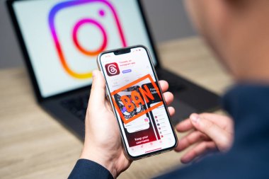 İplik İnstagramı uygulamalı telefon ve ekranda kelime yasağı. Kullanıcıların kitle bloklaması. Yasaklar ve hesaplar donar. Katı kurallar ve politikalar. Ivano-Frankivsk, Ukrayna - 08 Temmuz 2023.
