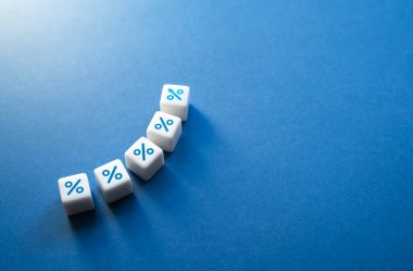 Yükselme yüzdesi. Kâr ve kar. En iyi indirimler. Yatırımlarda ve mevduatlarda yüksek gelir. Finansal kazançları maksimuma çıkarın. Ödemeleri artırın. Sadakat programı ve uzun vadeli işbirliği avantajları.