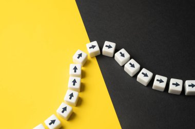 Zil şeklinde yükselip alçalıyordu. İstatistikler çan eğrisi. Gauss dağılımı. Büyüme ve genişleme dönemlerini daralma ve durgunluk dönemleri takip eder. İnişler ve çıkışlar