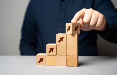 Engelleri kaldırarak büyümeye devam edin. Seviyeyi yükseltiyorum. Yeni hedefler belirle. Daha yükseğe. Hedefe doğru hareket, niyetin sağlamlığı. Büyüme ve gelişme.