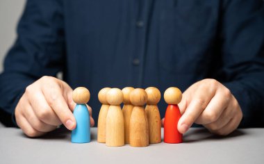 Bir grup insanın favori lider adayına oy vermesi. Çıkarlarını temsil edecek ve toplumu yönetecek kişiler. Barışçıl liderlik transferi.