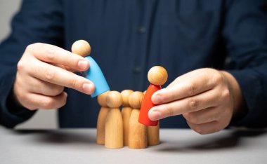 Grup liderini yeni bir adayla değiştirmek. Lider değişiminden sadık birine. Etkili bir iletişim ve düzgün bir devir teslim planı..