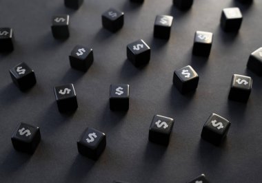 Kara blokların üzerindeki dolar sembolleri. Kötümser ekonomik tahminler. Maliyetleri düşürüyorum. Harcamaları kısmak. Bütçenin iyileştirilmesi, zor ekonomik zamanlar veya enflasyon.