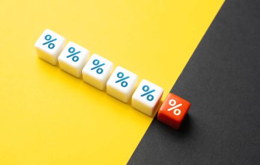 Gecikmiş bir kredi ödemesi kredi puanını kötüleştirir. Güvenilirlik. Krediye erişimi kısıtla. Finansal güvensizlik. Tam zamanında ödemeler. Borç silme.