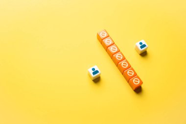 İnsanlar arasındaki ayrılık bariyeri. İletişim eksikliği ve yanlış anlaşılma. İletişim ve ticaret, izolasyon ve korumacılığın teknik ve ekonomik araçları yok. Sınırlar birbirine yaklaşır