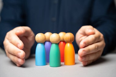 Patron bir koruma jesti ile takımını savunuyor. Güvenlik ve güvenlik bir iş ekibi konseptinde. Hayat sigortası. Müşteri hizmetleri, çalışanlarla ilgilenmek. İnsan kaynakları. Sosyal koruma.