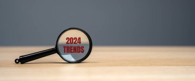 Üzerinde 2024 yazıtları olan büyüteç. Yeni ideolojik eğilimler ve eğilimler arama kavramı. Özel trend. Popüler ve ilgili konular.