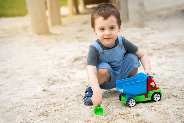 Kleine Süße Kleinkind Junge Jahre Alt Spielt Sandkasten Einem Sonnigen — Stockfoto