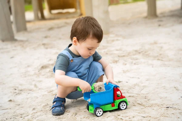 Kleine Süße Kleinkind Junge Jahre Alt Spielt Sandkasten Einem Sonnigen — Stockfoto