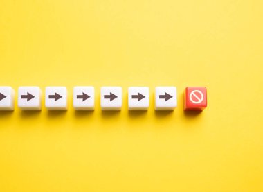 Hayatına devam etmeyi reddediyor. Yolu kapatın. Çalışmayı bırak. Bir şey tarafından durdurulmak. Zor bir engelle karşılaştım. İlerlemeyi engelleyen gizli engelleri ortaya çıkar. İlham arıyorum..